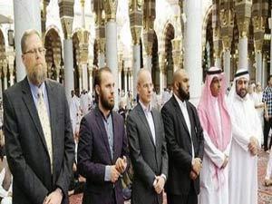 اسلام مخالف فلم فتنہ کے ڈائریکٹر کی مسجد النبی﴿ص﴾ میں آہ و بکاء