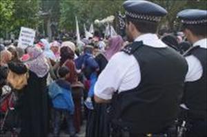 لندن میں سعودی سفارتخانہ کے سامنے دھرنا