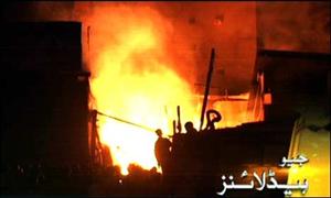 کراچی: ٹمبرمارکیٹ میں آتشزدگی،4 دکانیں خاکستر، لاکھوں روپے کا نقصان   	