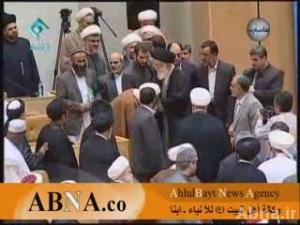 حشود علماء الدين المشاركين في مؤتمر العلماء والصحوة الاسلامية تحيي «الإمام الخامنئي»