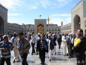 بالصور / المشاركون في مؤتمر"العلماء والصحوة الإسلامية" يتشرفون بزيارة حرم الإمام الرضا (ع)