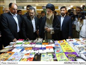 تصویری رپورٹ / رہبر انقلاب تہران میں لگی کتابوں کی عالمی نمائش میں