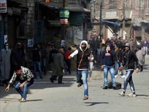 کشمیر میں پولیس اور مظاہرین کے درمیان جھڑپیں