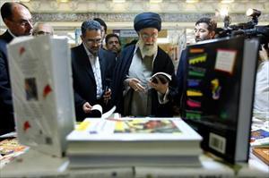 Imam Khamenei besucht Tehraner Buchmesse