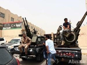مسلحون يحاصرون وزارتين ويطالبون بإسقاط النظام
