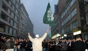 دنیا کے بیشتر مسلمان خودکش دہشت گردوں کی مذمّت کرتے ہیں