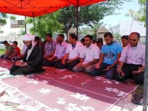 مواطنون يواصلون أداء الصلاة في المساجد المهدمة