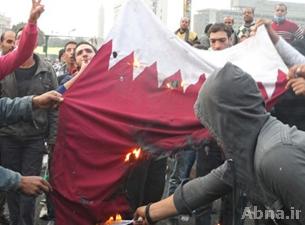 حرق العلم القطري في مدينة طبرق الليبية