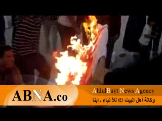 حرق العلم القطري في مدینة طبرق الیبیة