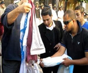 Drapeau qatari brûlé en Libye