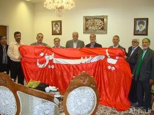 بالصور / العتبة الحسينية المقدسة تهدي راية قبة الامام الحسين (ع) الى المرقد الرضوي المطهر