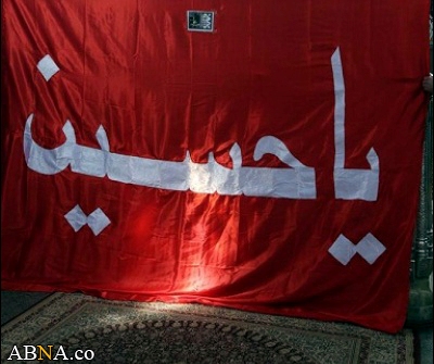 بالصور / راية قبة الامام الحسين (ع) داخل شباك ضريح السيدة زينب (ع)
