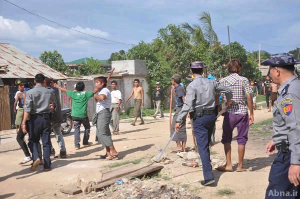 လားရွိဳးမွာ အၾကမ္းဖက္မီးရိႈ႕ မႈေတြရပ္တံ့၊ ထြက္ေျပး  တိမ္းေရွာင္ေန သည့္ မြတ္စလင္္ ေနအိမ္မ်ားကို ဖ်က္ဆီး လုယက္ေန
