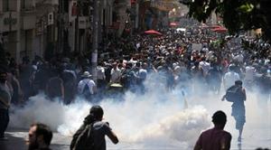 “Miles de Manifestantes Turcos Exigen la Renuncia de Erdogan”