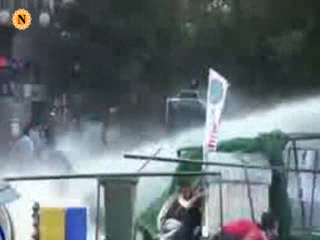 Toma göstericilerden birini ezdi / Video