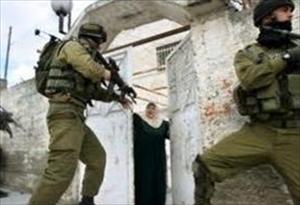 Israeli soldiers raid Al-Khalil, terrorize workers, start fires