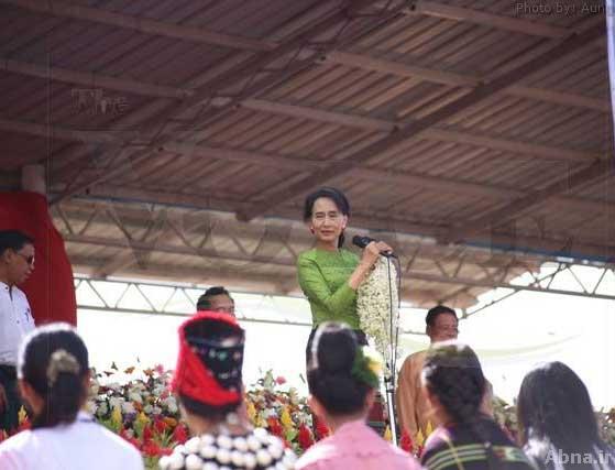 အသား အေရာင္ႏွင့္ လူမ်ဳိး၊ ဘာသာ မတူတိုင္း ရန္သူဟု မသတ္မွတ္ သင့္ေၾကာင္း ေဒၚေအာင္ဆန္းစု ၾကည္ေျပာ  ၾကား