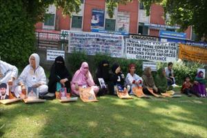 Shia-Sunni Stage Peaceful Protest for Their Dears Disappearance by Indian Security + PIC