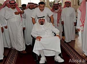 الملك عبد الله يقطع اجازته ويعود الى السعودية