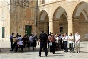 Jewish settlers storm Aqsa mosque