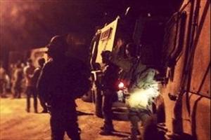 Israeli forces raid homes and stores, kidnap citizens in W. Bank