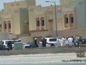 بالصور / جماعات تكفيرية بمساندة قوات النظام البحريني تحاصر مسجدا شيعيا وتمنع الصلاة فيه