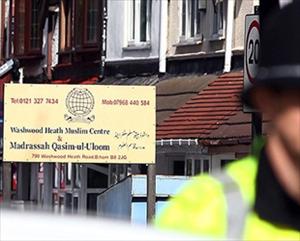 İngiltere'de camiye ırkçı saldırı