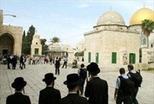 Jewish settlers storm Aqsa mosque