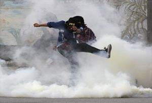 Bahrainische Polizisten feuern Tränengas auf Demonstranten