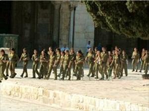 Israeli female soldiers defile Aqsa Mosque