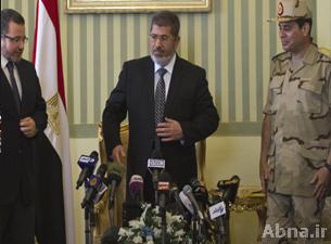 مرسي يجتمع بالسيسي وقنديل.. وانباء عن رفض الجيش طلبا امريكيا بالابقاء على مرسي رئيسا رمزيا