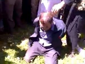 "Нусра" ҹәбһәсинин кешишин башыны кәсмә видеосу јајылды (Видео +18)