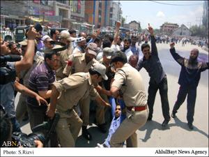 Image / Kashmiri Shia and Sunni Protest Against Government in Srinagar