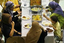 US Muslims gather around iftar tables