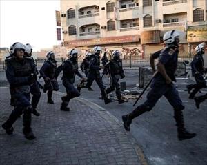 Bahraini troops raid houses, arrest 30 activists