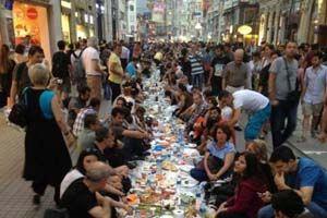Istanbul: Hiljade demonstranata za iftarskim soframa