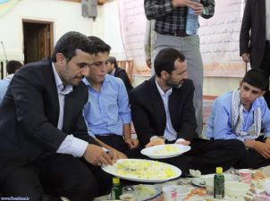 Buka Puasa Hari Pertama Ramadhan Ahmadi Nejad bersama Anak Yatim