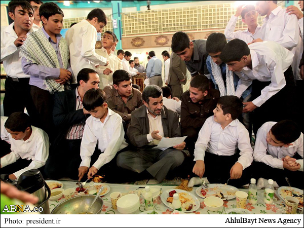 Buka Puasa Ahmadi Nejad bersama Anak Yatim