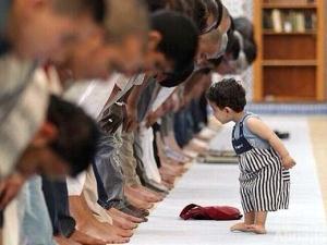 صورة طفل يقلد المصلين.. "رويترز" تختارها كأفضل صور العالم