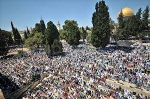 80.000 Fieles Musulmanes Oran en  la Explanada de las Mezquitas en Jerusalén Oriental