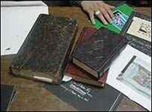 Zionist Regime Displays Stolen Quran Copies