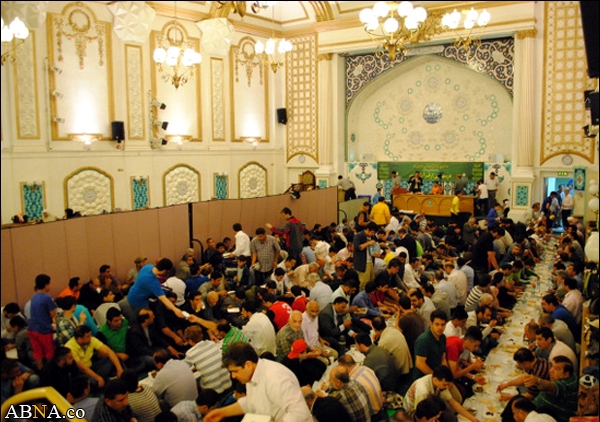 برطانیہ کے اسلامی مرکز میں مسلمانوں کی شاندار موجودگی میں ضیافت افطار/تصویری رپورٹ