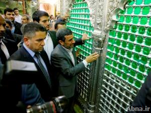 بالصور / الرئيس الايراني يتشرف بزيارة مرقد امير المؤمنين علي (ع)