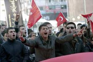Türkische Polizei greift kurdische Demonstranten an