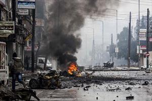 Palestinian fighters take on Syrian militants at Yarmouk camp