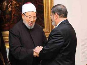 القرضاوي يؤكد وجوب مقاتلة من ’خرج على مرسي’