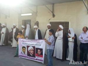 بالصورة / مواطنون وعلماء دين في البحرين يتضامنون مع «الشيخ زهير عاشور» امام منزله