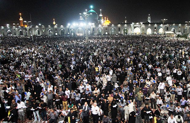 حرم امام رضا علیہ السّلام میں پہلی شب قدر/ تصویری رپورٹ