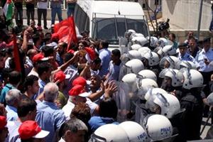 Palestinians protest resumption of peace talks with Israel