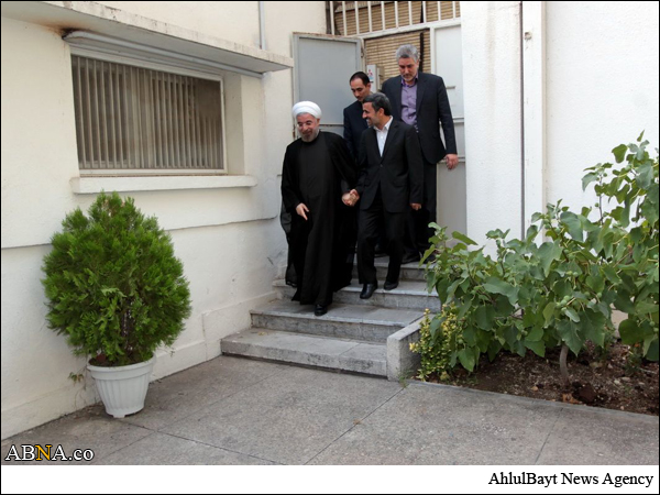 Entrée du docteur Hassan Rohani au palais présidentiel en iamges